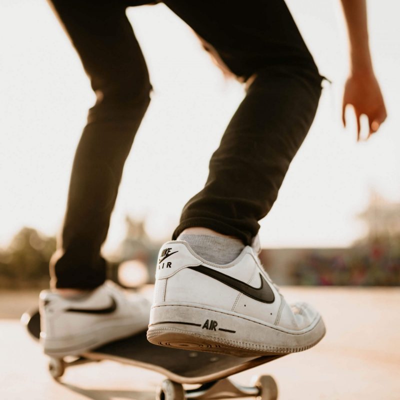 Motiv Foto mit Skateboard und Nike Schuhe